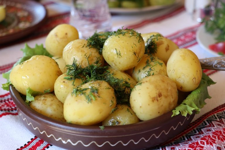 Nutrients in raw vs cooked potatoes